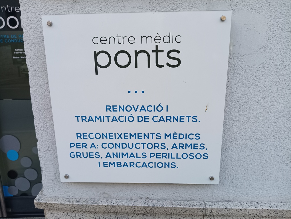 Cartel con servicios de Centro Médico Ponts